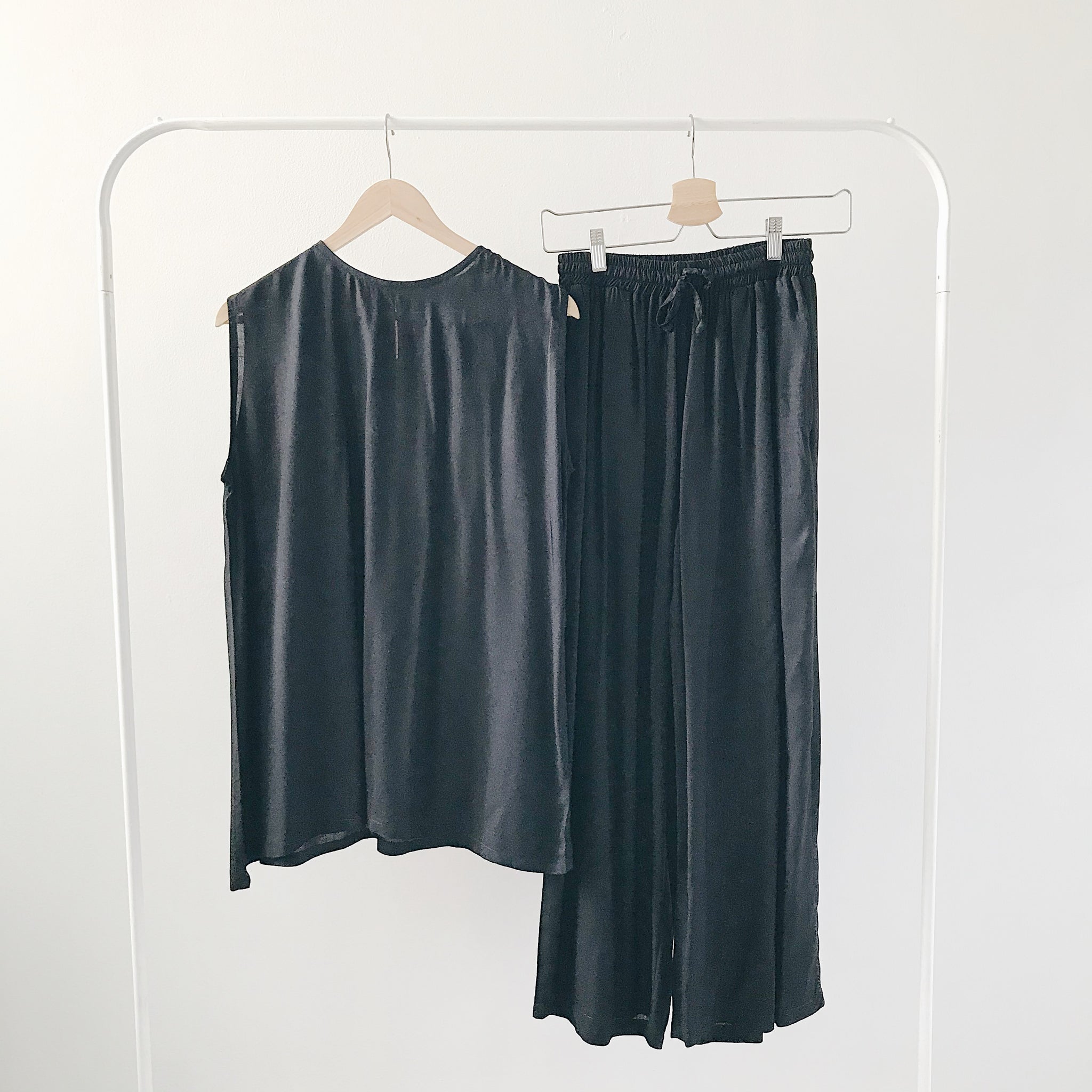 Essentials : Top & Bottom in Black