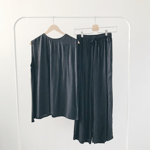 Essentials : Top & Bottom in Black